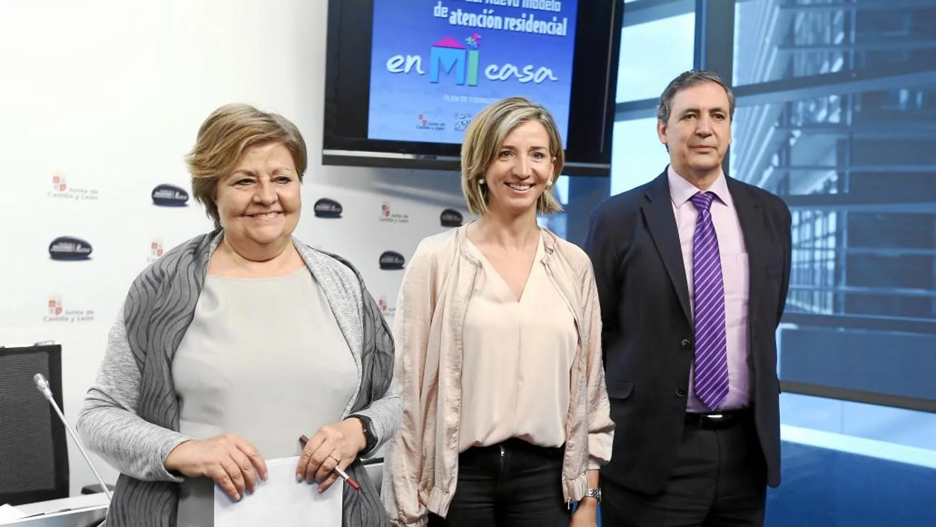 La consejera de Familia, Alicia García, junto a Pilar Rodríguez y Jesús Fuertes, en la inauguración de las jornadas