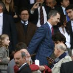 El Rey Felipe VI acompañado de su hija, la infanta Leonor, asiste al partido entre el Atlético de Madrid y el Bayern Munich