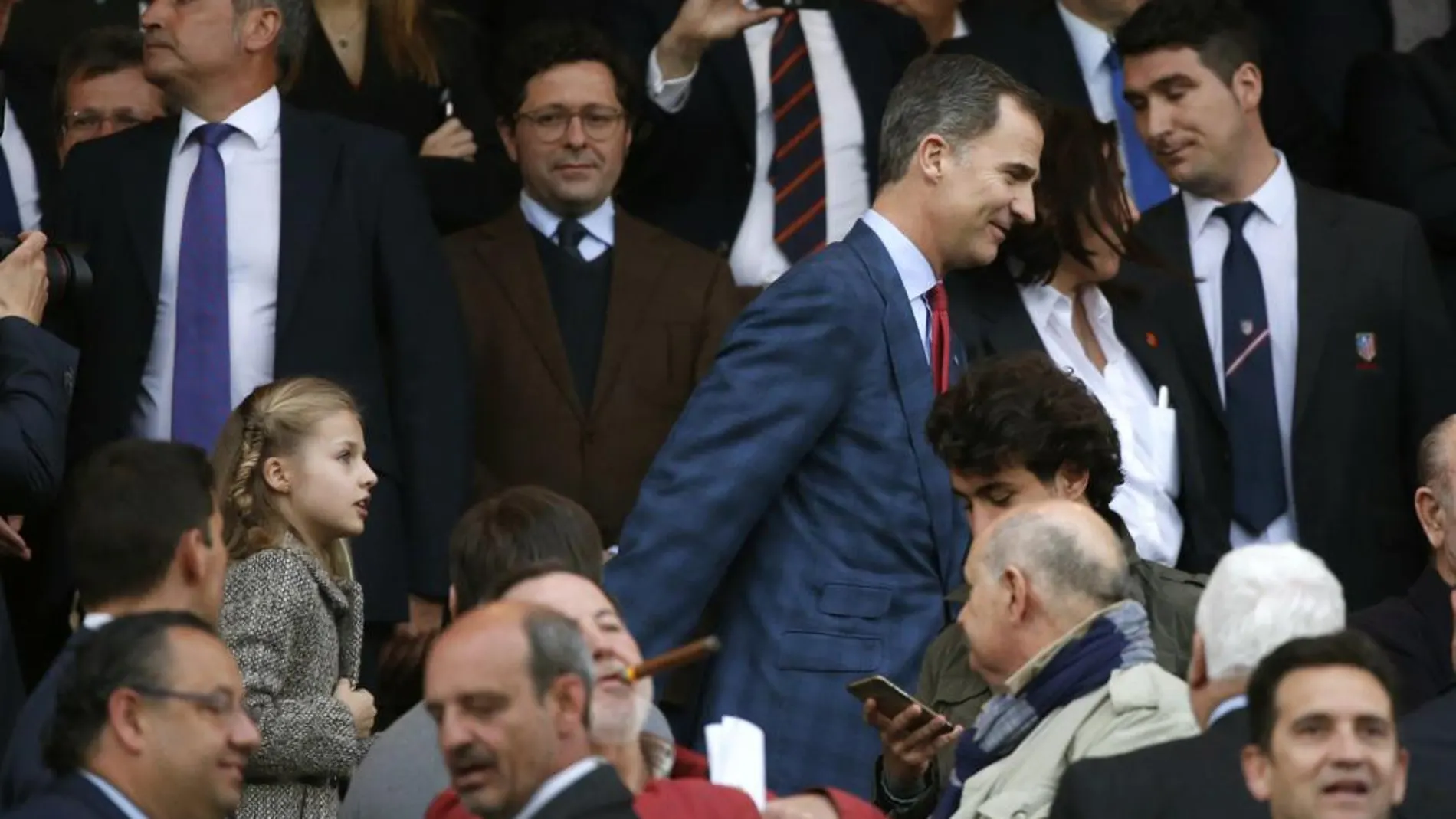 El Rey Felipe VI acompañado de su hija, la infanta Leonor, asiste al partido entre el Atlético de Madrid y el Bayern Munich