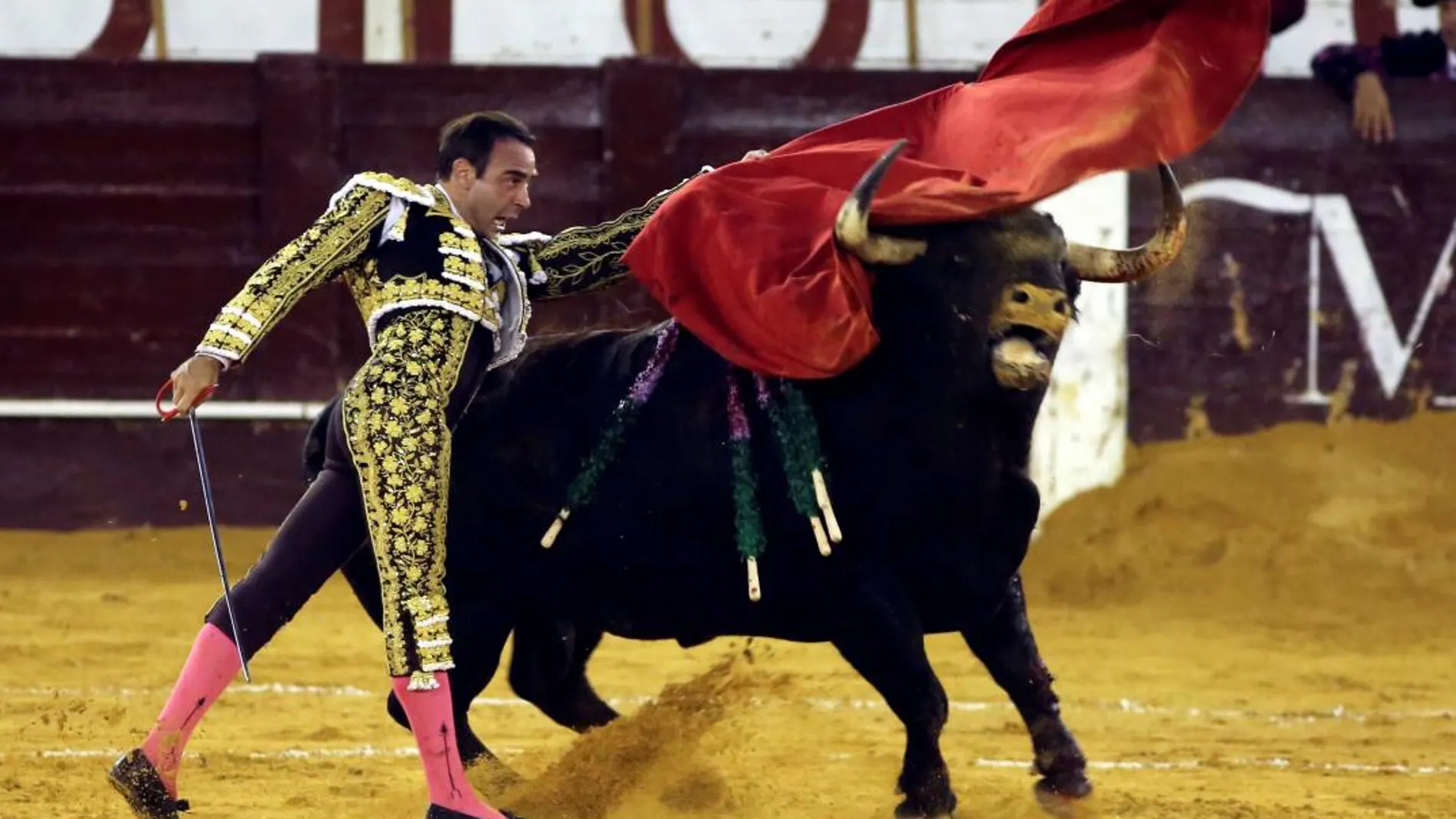 El diestro Enrique Ponce con el cuarto de la tarde, al que cortó las dos orejas, en el festejo de la Feria de Málaga / Efe