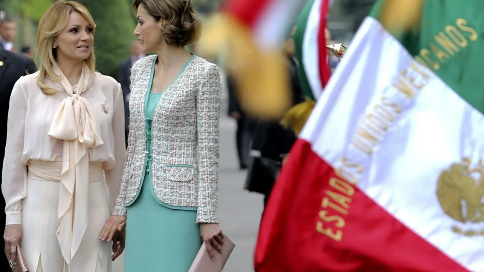 La Reina Letizia conversa con Ángelica Rivera, esposa del presidente del país, Enrique Peña Nieto