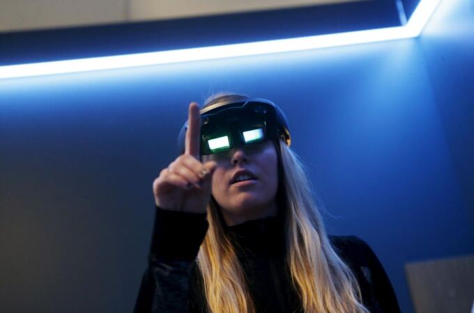 Una joven con unas gafas de realidad virtual 