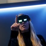 Una empleada de Microsoft con una versión de las gafas de realidad virtual HoloLens.