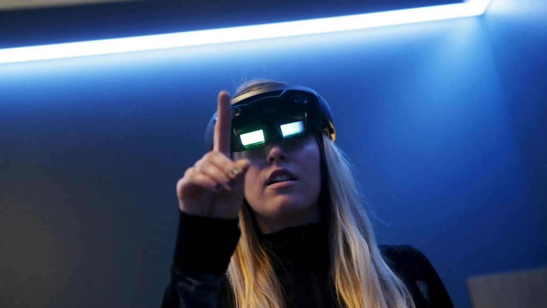 Una empleada de Microsoft con una versión de las gafas de realidad virtual HoloLens.