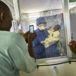 Nubia, el último bebé con ébola en Guinea recibe el alta