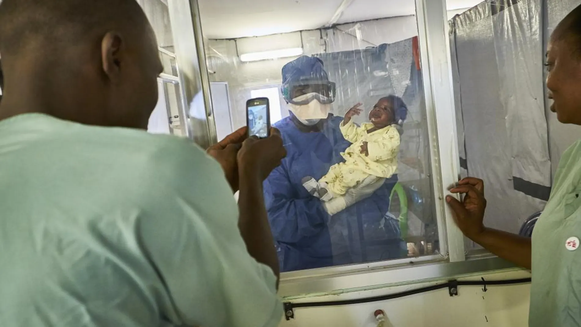 Nubia, el último bebé con ébola en Guinea recibe el alta