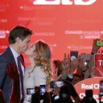 Justin Trudeau besa a su mujer en la celebración de la victoria electoral
