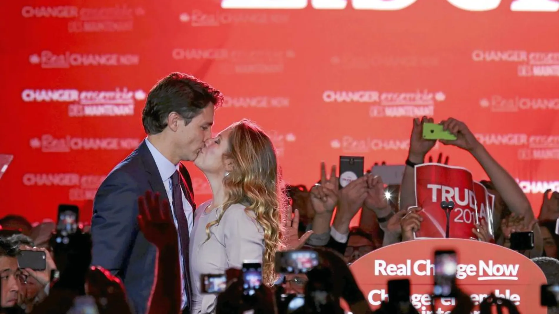 Justin Trudeau besa a su mujer en la celebración de la victoria electoral