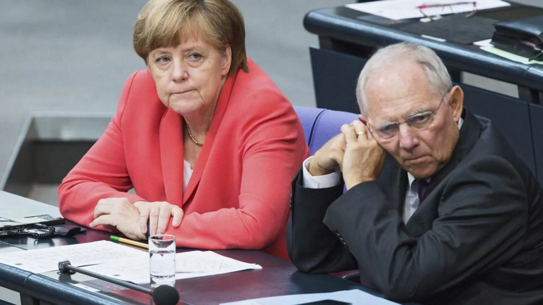 El ministro de Finanzas alemán, Wolfgang Schäuble (d), y la canciller alemana, Angela Merkel