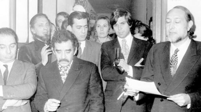 García Márquez y detrás de él Vargas Llosa en 1970, como miembros del jurado Biblioteca Breve
