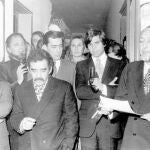 García Márquez y detrás de él Vargas Llosa en 1970, como miembros del jurado Biblioteca Breve