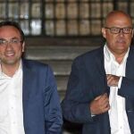 Los dirigentes de CDC, Josep Rull (i) y Lluís Corominas, a su salida de la reunión del Palau.