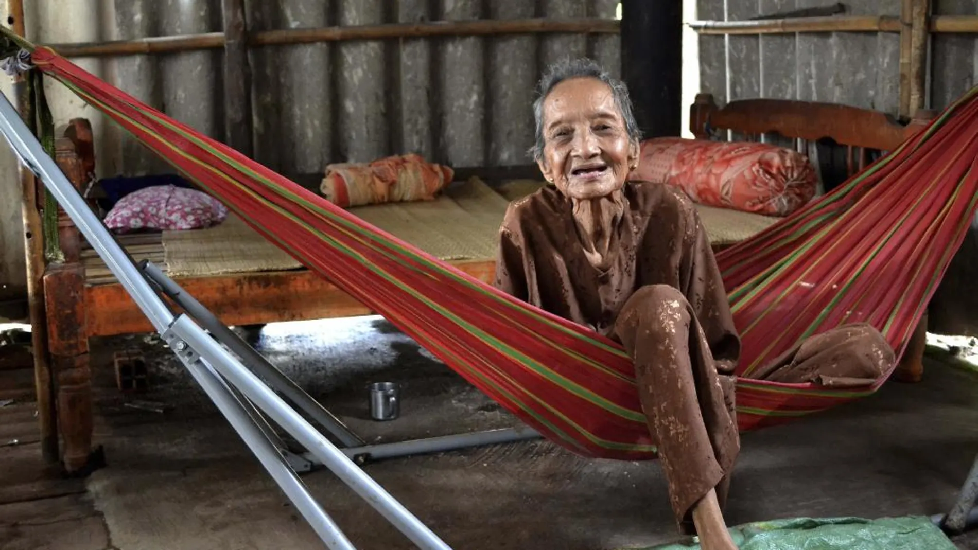 Postrada en una hamaca de su casa en un suburbio rural de Ho Chi Minh (antigua Saigón), la anciana, de aspecto frágil, sonríe a los visitantes