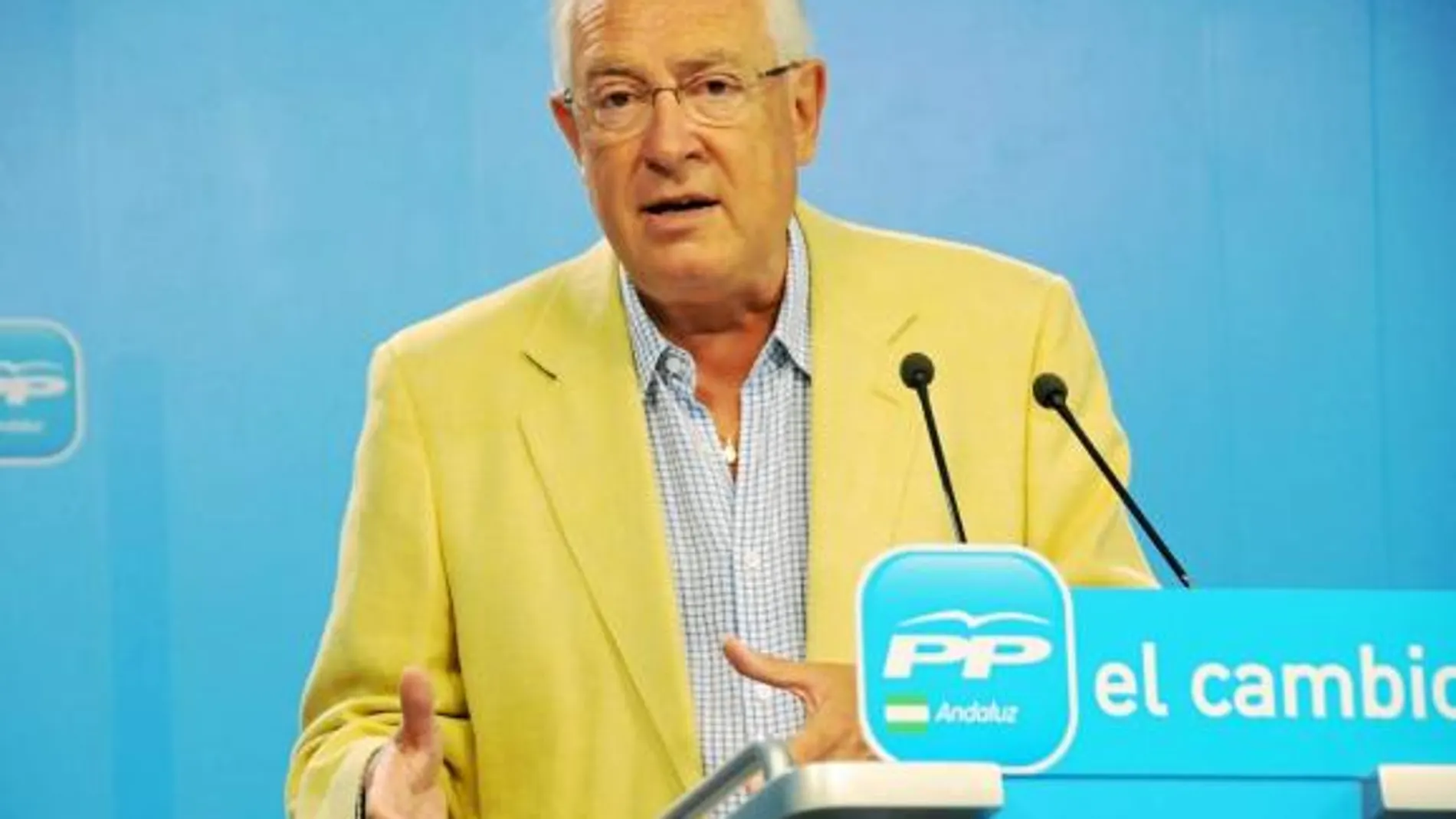 El portavoz de Infraestructuras del PP-A en el Parlamento, Jaime Raynaud, ayer, en la sede de su partido