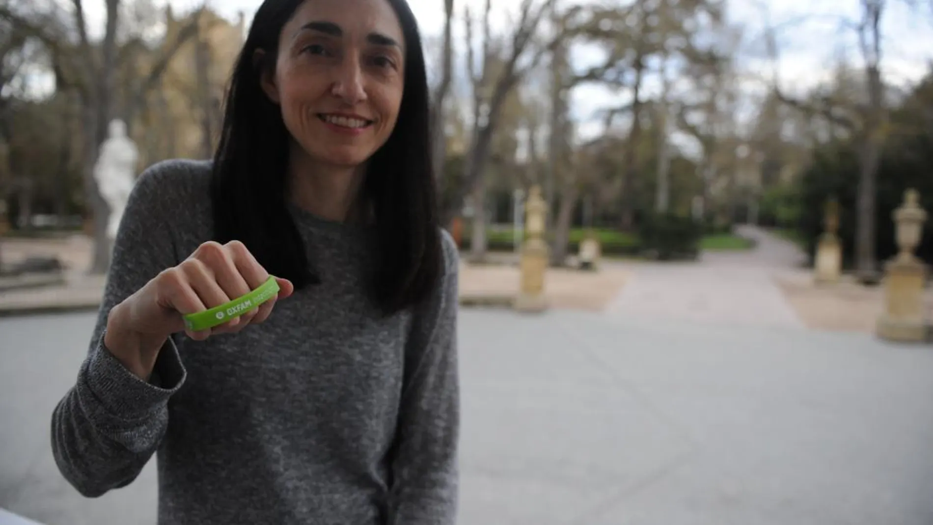 Sonia Galdós, de 48 años, muestra la pulsera de socia de Oxfam que antes lucía con orgullo