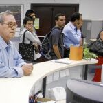 Esta ayuda temporal cubrirá las necesidades básicas de las personas sin ingresos. En la imagen, cola ante el Ecyl