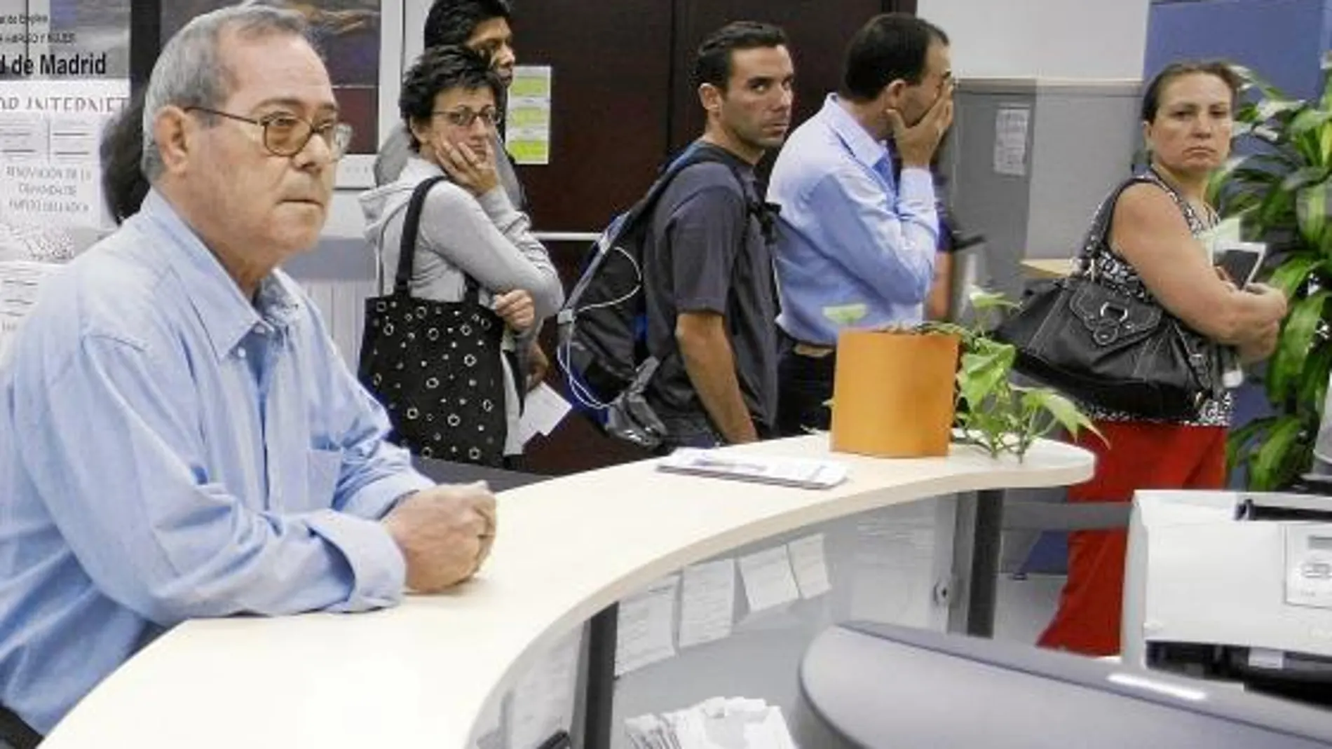 Esta ayuda temporal cubrirá las necesidades básicas de las personas sin ingresos. En la imagen, cola ante el Ecyl
