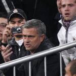 El entrenador portugués del Real Madrid, José Mourinho, sentado entre el público tras ser expulsado del encuentro