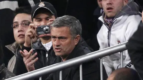 El entrenador portugués del Real Madrid, José Mourinho, sentado entre el público tras ser expulsado del encuentro