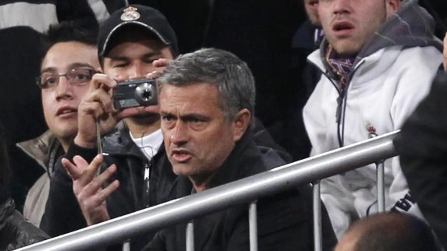 El entrenador portugués del Real Madrid, José Mourinho, sentado entre el público tras ser expulsado del encuentro