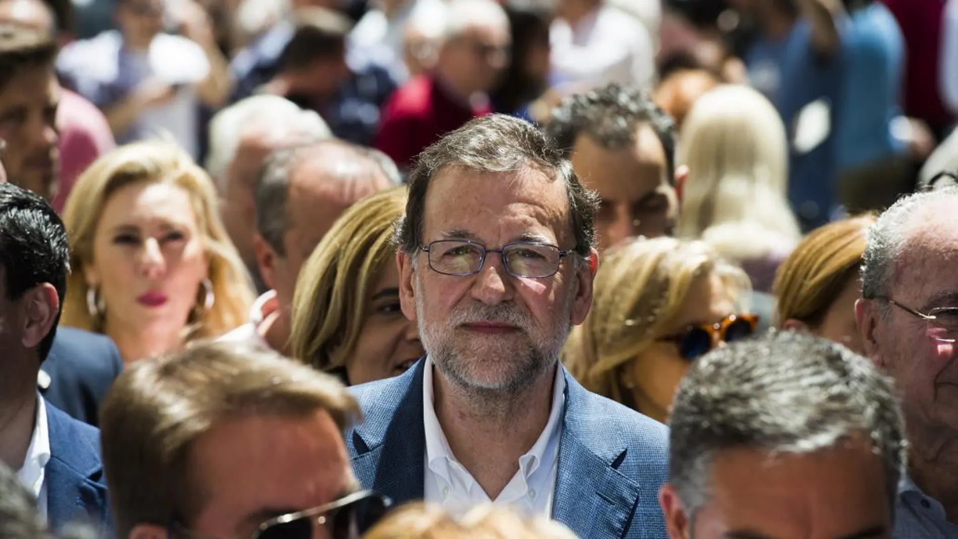 Rajoy, ayer en Málaga visitó las instalaciones de la Empresa Andaluza de Distribución y Alimentación Román y Martos, acompañado de la ministra de Empleo en funciones, Fátima Báñez, y del presidente del PP andaluz, Juan Manuel Moreno