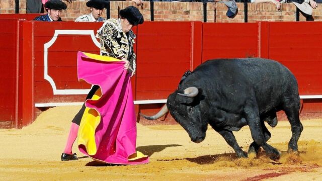 El diestro Manuel Escribano da un pase con el capote a su primer toro de la tarde ayer en la plaza de toros de la Maestranza de Sevilla