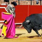 El diestro Manuel Escribano da un pase con el capote a su primer toro de la tarde ayer en la plaza de toros de la Maestranza de Sevilla