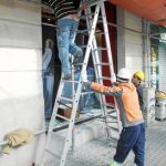 Los operarios repararon ayer los escaparates rotos
