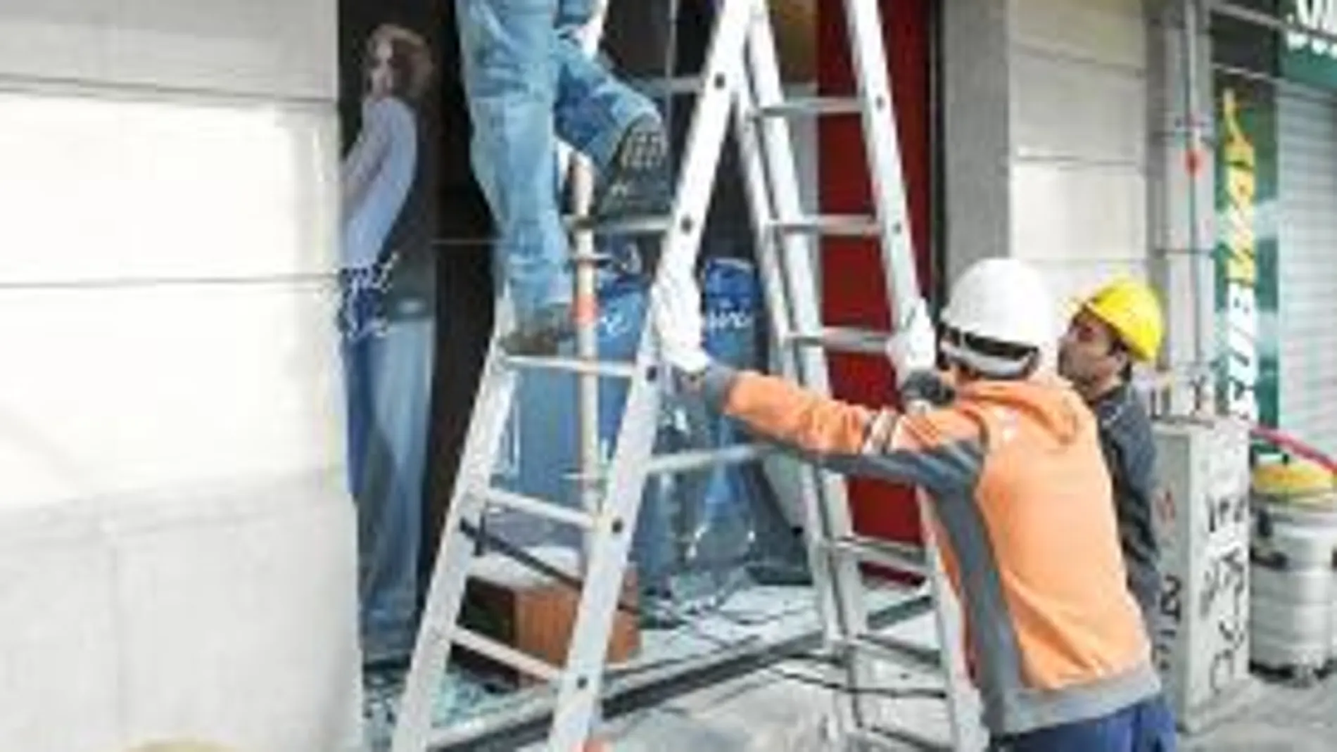 Los operarios repararon ayer los escaparates rotos