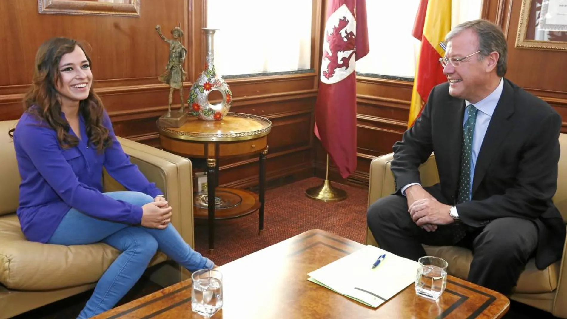 Antonio Silván se reúne con Gemma Villarroel, de Ciudadanos, en su primer día como alcalde de León