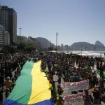 Manifestantes se concentran en la playa de Copacabana para protestar contra el Gobierno de Dilma Rousseff