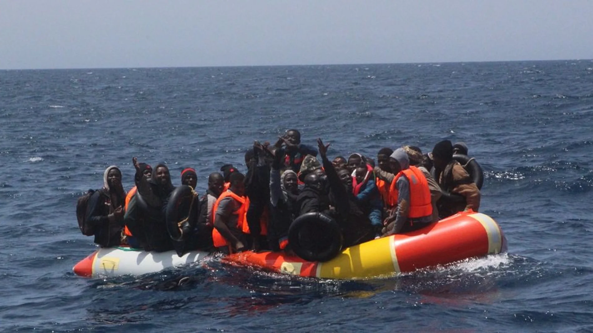 Ayer 9 de junio, otros 33 inmigrantes, que se transportaban en dos pateras, fueron rescatados por el buque Salvamar Hamal. Foto: Twitter Salvamiento Marítimo.