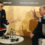 El ministro de Economía, Luis de Guindos (d), y el editor de 'Financial Times' John Thornhill, durante la jornada «Spain Summit».
