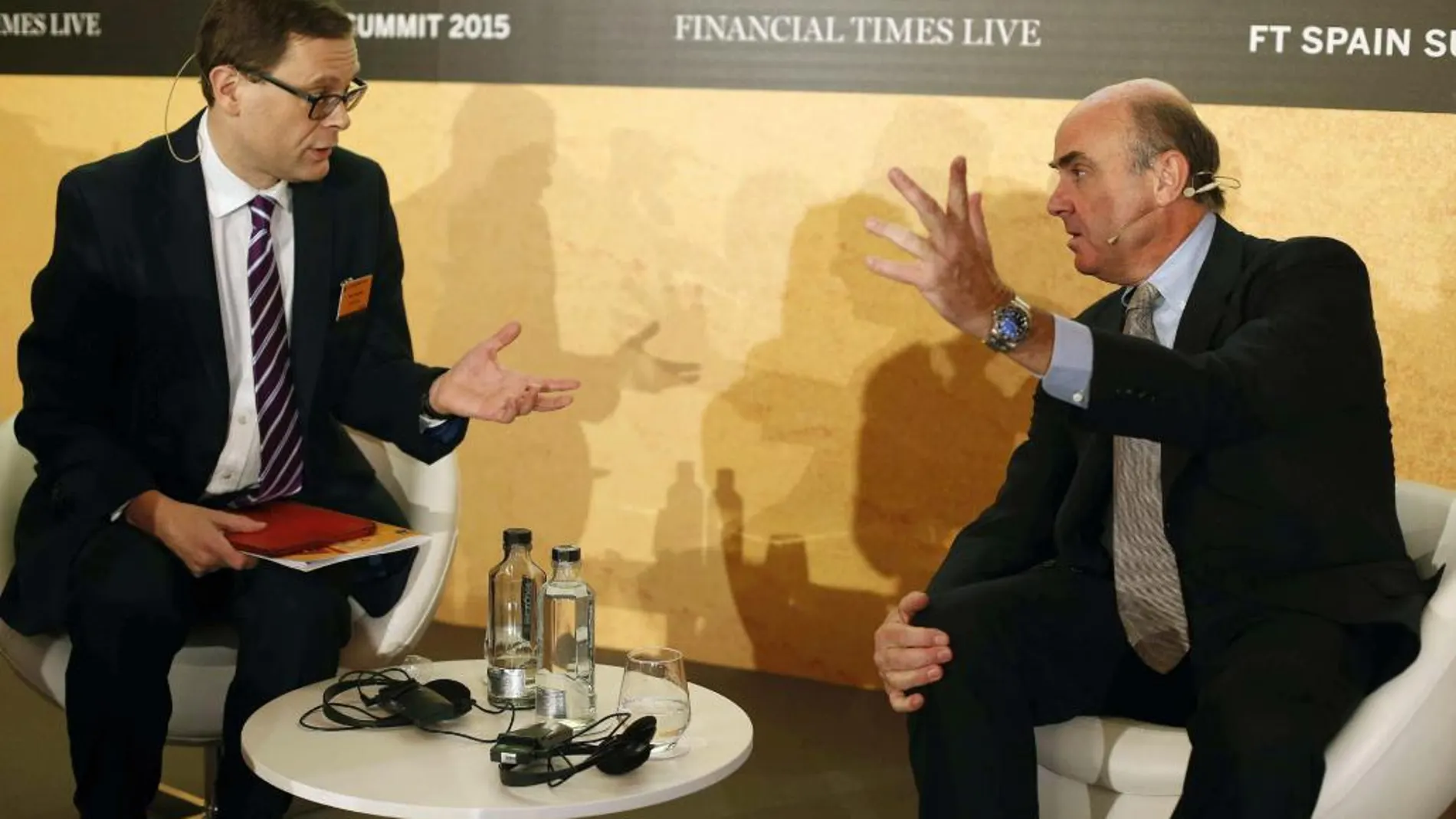 El ministro de Economía, Luis de Guindos (d), y el editor de 'Financial Times' John Thornhill, durante la jornada «Spain Summit».