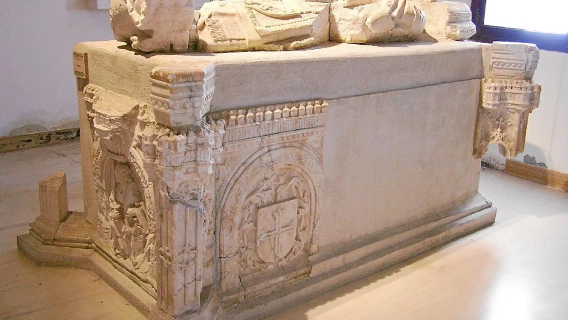 Sepulcro del Arzobispo Alonso Carrillo de Acuña, creado en el siglo XV por el artista Sebastián de Toledo
