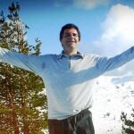 El sacerdote Pablo Domínguez, en una de sus marchas por la montaña