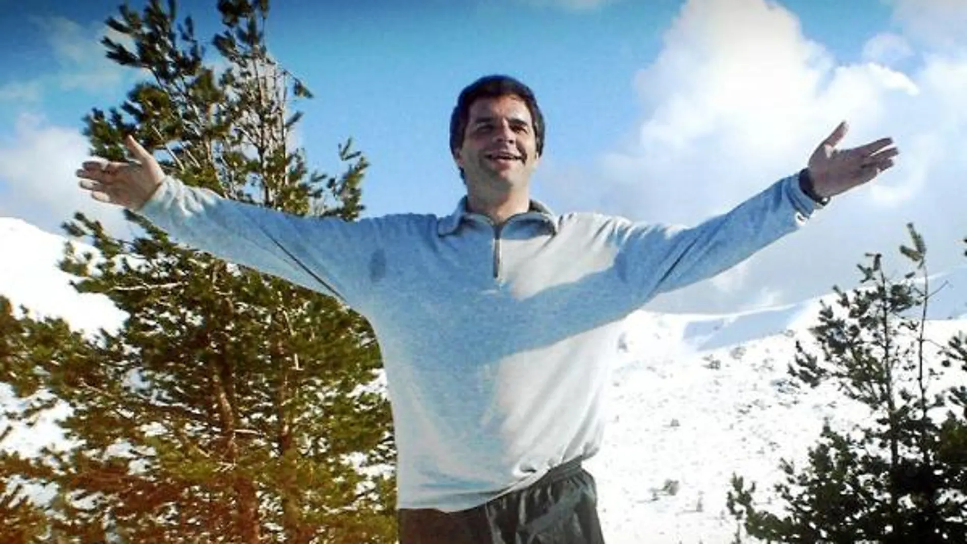 El sacerdote Pablo Domínguez, en una de sus marchas por la montaña