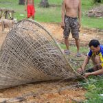 Un pescador laosiano construye una trampa artesanal con ramas para pescar en la isla de Don Khone, en Si Phan Don, Laos