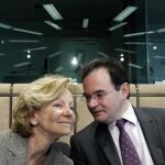 La ministra española de Economía y Hacienda, Elena Salgadoy el ministro griego de Finanzas, George Papakonstantinou