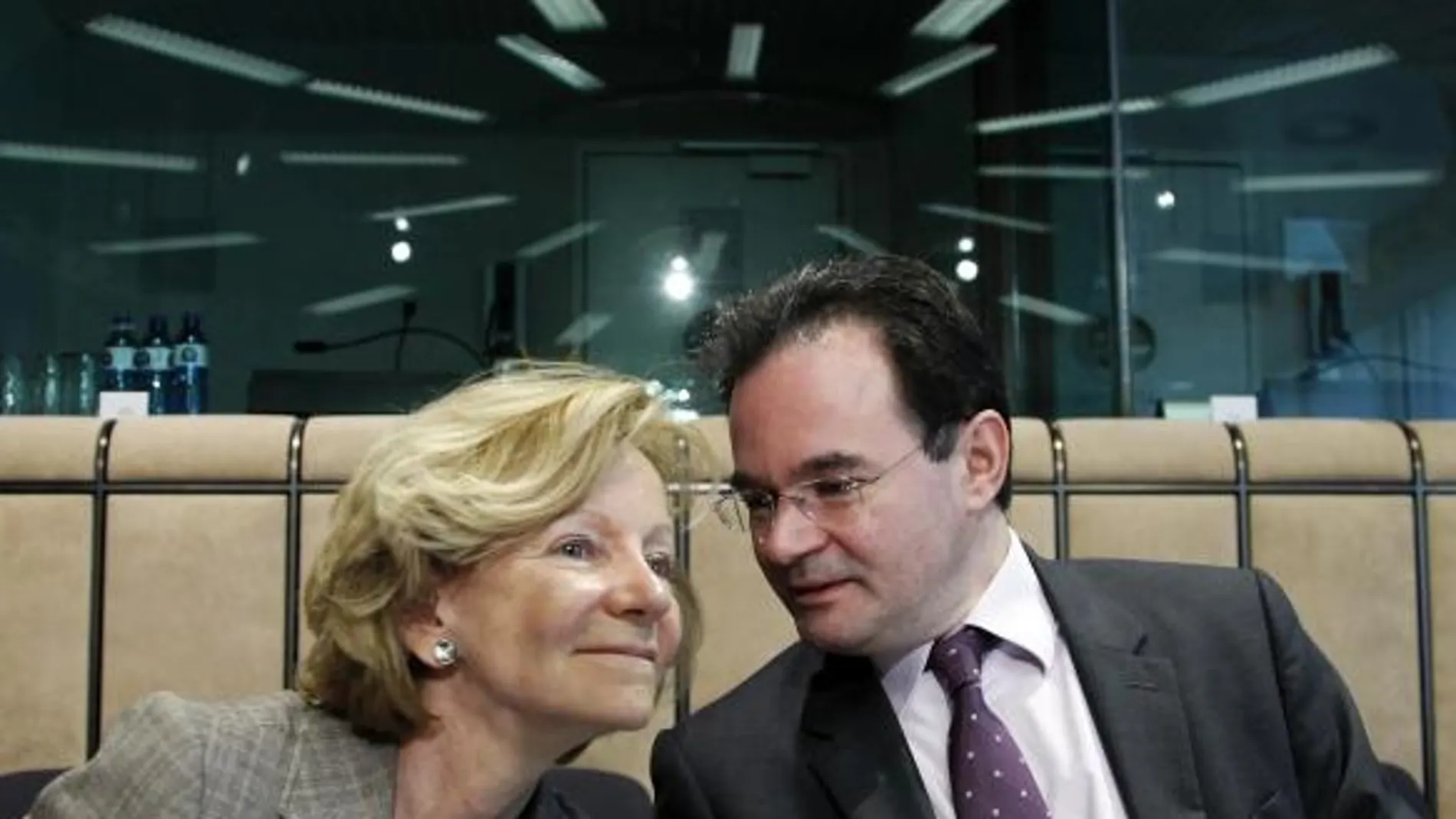 La ministra española de Economía y Hacienda, Elena Salgadoy el ministro griego de Finanzas, George Papakonstantinou