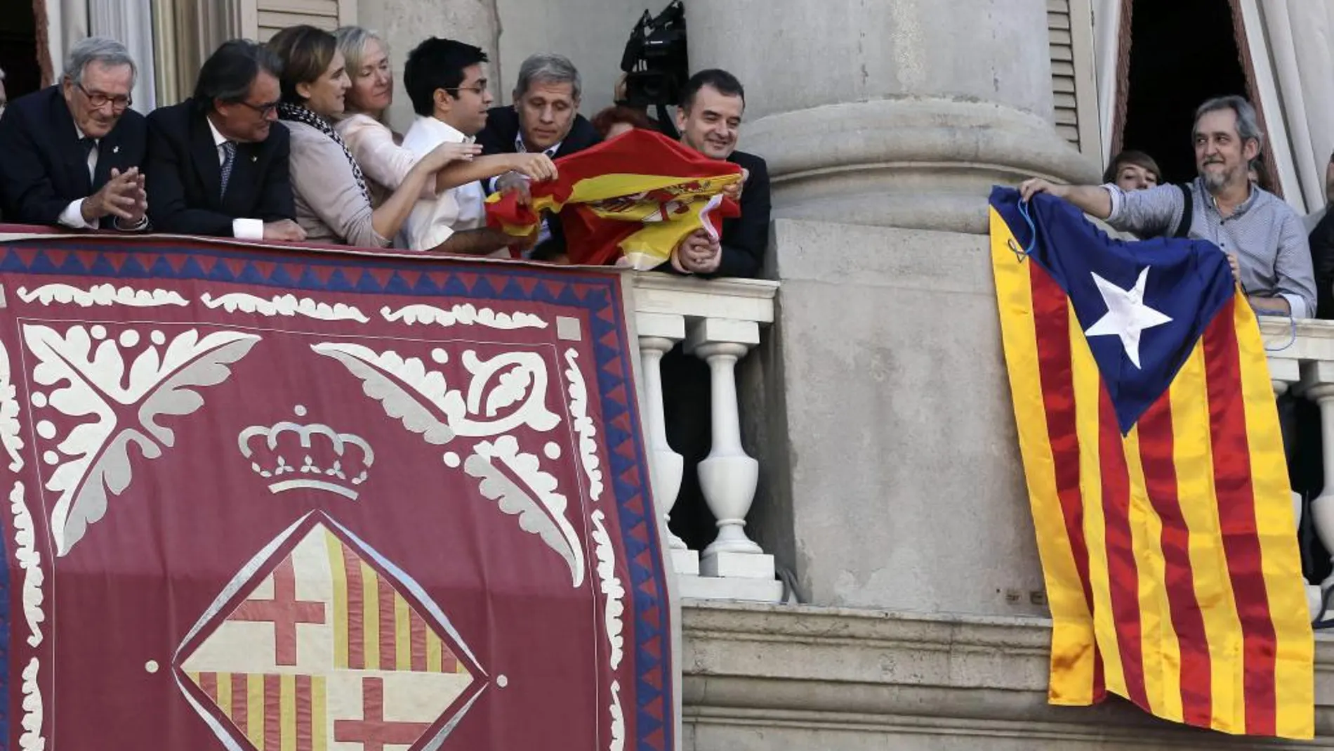 El líder de ERC en el Ayuntamiento de Barcelona, Alfred Bosch (2d), y el del PPC, Alberto Fernández Díaz (3d), durante el rifirrafe