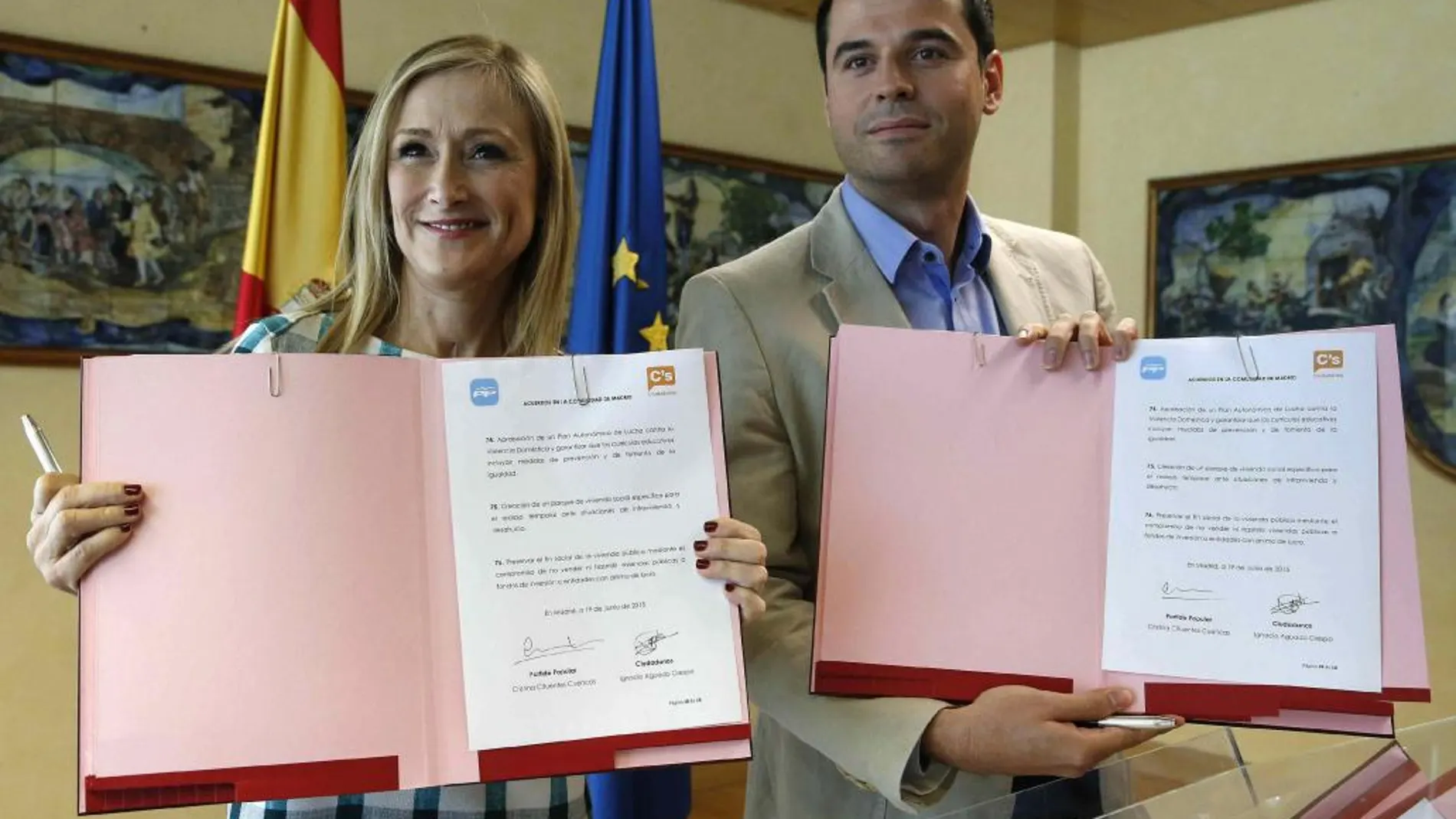 La candidata del PP a la Presidencia de la Comunidad de Madrid, Cristina Cifuentes y el portavoz de Ciudadanos en la Asamblea, Ignacio Aguado, muestran el documento.