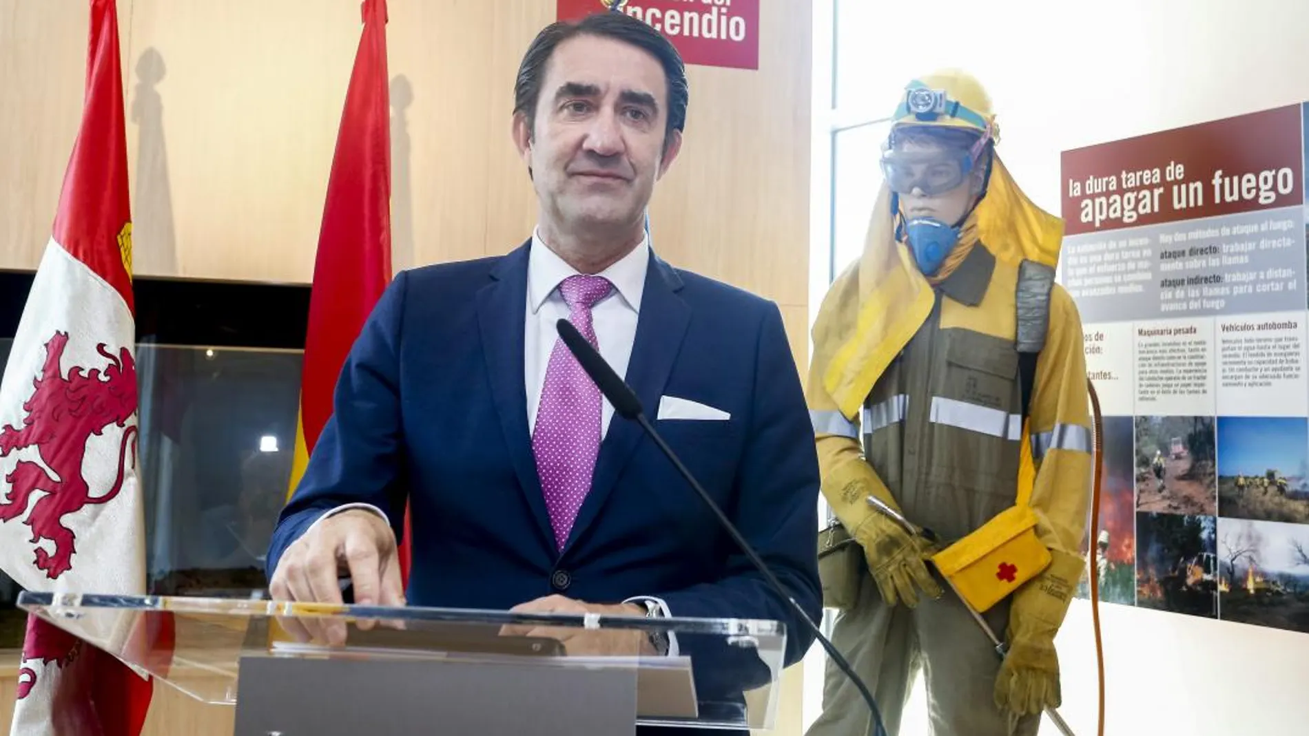 El consejero de Fomento y Medio Ambiente, Juan Carlos Suárez-Quiñones, durante la presentación de la campaña de lucha contra incendios para este año