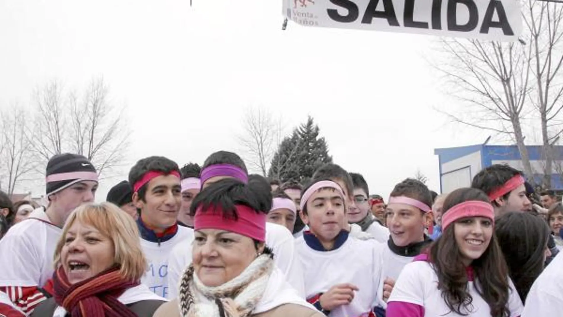 Los atletas populares del Cross de Venta de Baños lucieron la cinta rosa en apoyo de Marta Domínguez