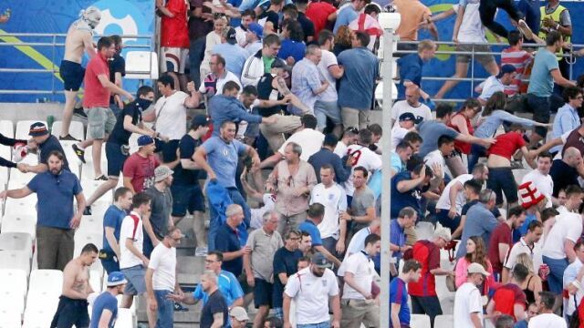 La violencia y las peleas entre aficionados rusos e ingleses continuaron dentro del estadio