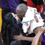 Kobe Bryant besa a su esposa, Vanessa, la noche de su despedida como jugador