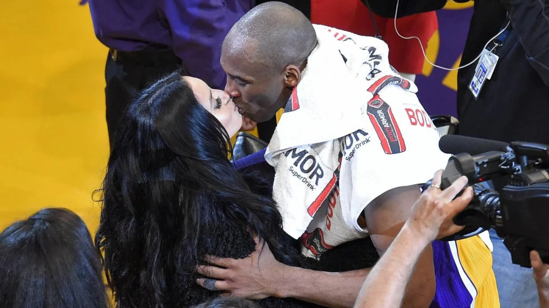 Kobe Bryant besa a su esposa, Vanessa, la noche de su despedida como jugador