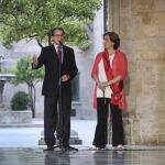 El presidente de la Generalitat, Artur Mas, y la alcaldesa de Barcelona, Ada Colau, durante la recepción ofrecida tras tomar posesión de su cargo