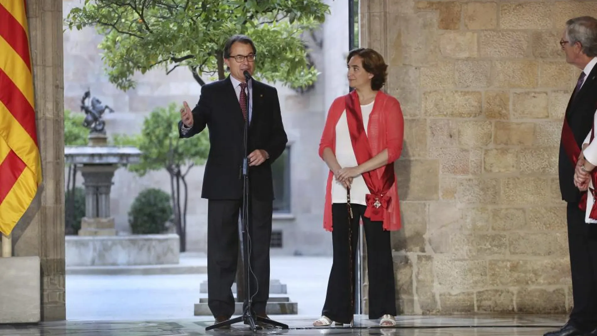El presidente de la Generalitat, Artur Mas, y la alcaldesa de Barcelona, Ada Colau, durante la recepción ofrecida tras tomar posesión de su cargo