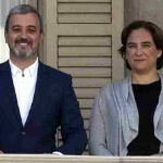 Jaume Collboni (PSC) y Ada Colau (BComú), en el balcón del Ayuntamiento de Barcelona.
